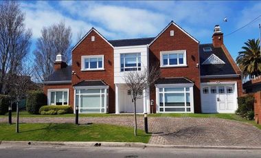 Venta. Chalet-Residencia de 7 ambientes en Barrio Los Troncos, Mar del Plata