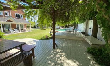 Venta. Chalet-Residencia de 7 ambientes en Barrio Los Troncos, Mar del Plata