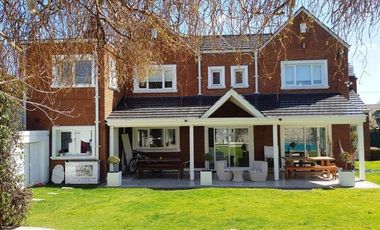 Venta. Chalet-Residencia de 7 ambientes en Barrio Los Troncos, Mar del Plata