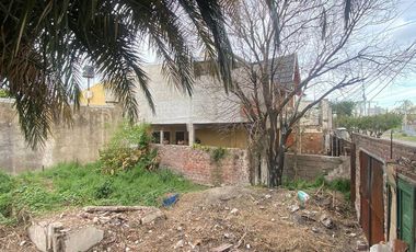 Casa cuatro ambientes con amplio fondo a la venta en Villa Dominico