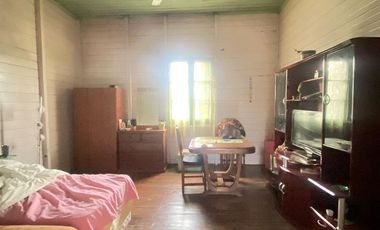 Casa cuatro ambientes con amplio fondo a la venta en Villa Dominico