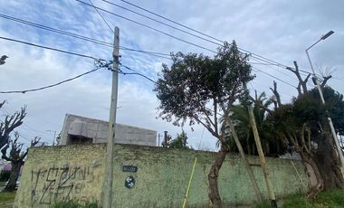 Casa cuatro ambientes con amplio fondo a la venta en Villa Dominico