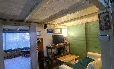 Casa cuatro ambientes con amplio fondo a la venta en Villa Dominico