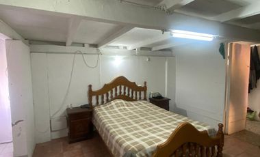 Casa cuatro ambientes con amplio fondo a la venta en Villa Dominico