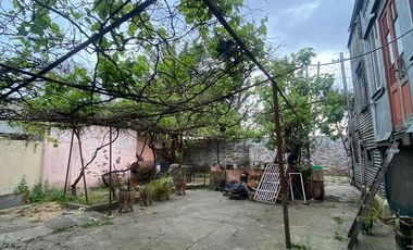 Casa cuatro ambientes con amplio fondo a la venta en Villa Dominico