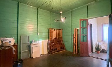 Casa cuatro ambientes con amplio fondo a la venta en Villa Dominico