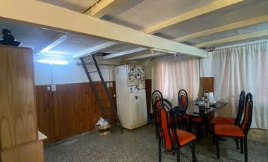 Casa cuatro ambientes con amplio fondo a la venta en Villa Dominico