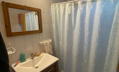 Casa cuatro ambientes con amplio fondo a la venta en Villa Dominico