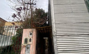 Casa cuatro ambientes con amplio fondo a la venta en Villa Dominico