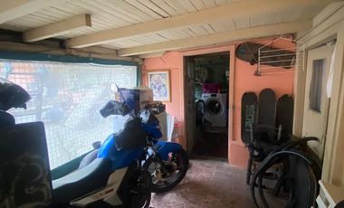 Casa cuatro ambientes con amplio fondo a la venta en Villa Dominico