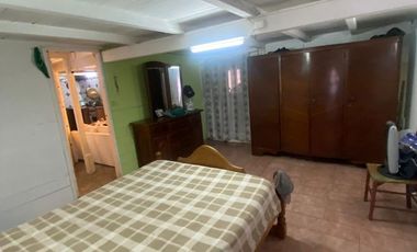 Casa cuatro ambientes con amplio fondo a la venta en Villa Dominico