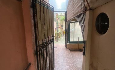 Casa cuatro ambientes con amplio fondo a la venta en Villa Dominico