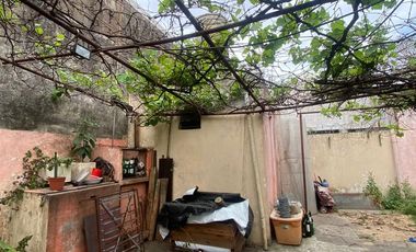 Casa cuatro ambientes con amplio fondo a la venta en Villa Dominico