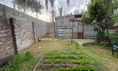 Casa cuatro ambientes con amplio fondo a la venta en Villa Dominico