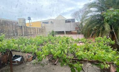 Casa cuatro ambientes con amplio fondo a la venta en Villa Dominico