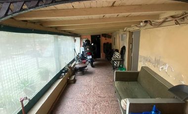 Casa cuatro ambientes con amplio fondo a la venta en Villa Dominico