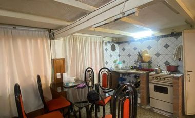 Casa cuatro ambientes con amplio fondo a la venta en Villa Dominico