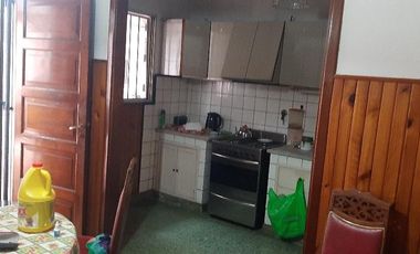 Casa en venta - 4 Dormitorios 2 Baños - Cochera - 207Mts2 - Quilmes