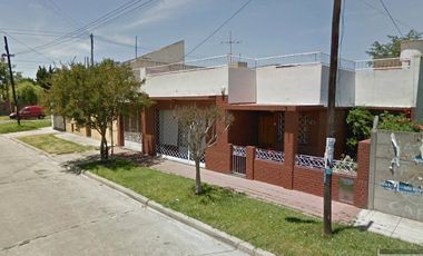 Casa en venta - 4 Dormitorios 2 Baños - Cochera - 207Mts2 - Quilmes