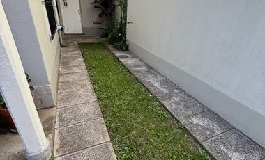 Casa en un planta, patio, terraza. Olivos.