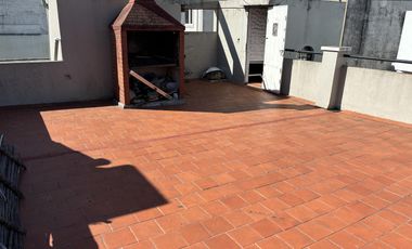 Casa en un planta, patio, terraza. Olivos.