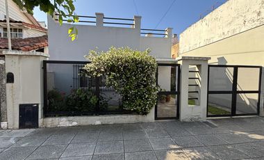 Casa en un planta, patio, terraza. Olivos.