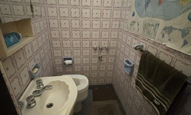 Casa en un planta, patio, terraza. Olivos.