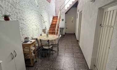 Casa en un planta, patio, terraza. Olivos.