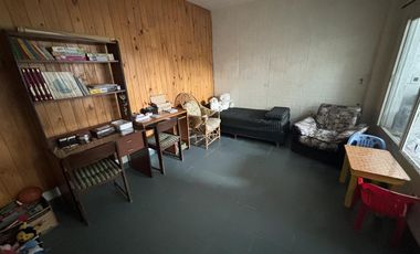 Casa en un planta, patio, terraza. Olivos.