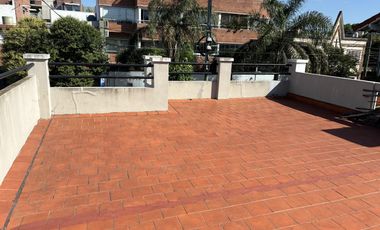 Casa en un planta, patio, terraza. Olivos.