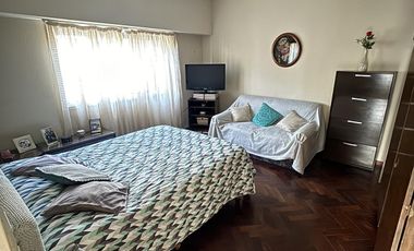 Casa en un planta, patio, terraza. Olivos.