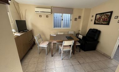 Casa en un planta, patio, terraza. Olivos.