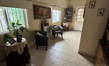 Casa en un planta, patio, terraza. Olivos.