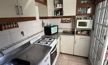 Casa en un planta, patio, terraza. Olivos.