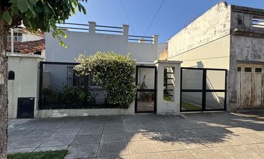 Casa en un planta, patio, terraza. Olivos.