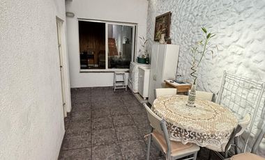 Casa en un planta, patio, terraza. Olivos.