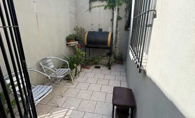 Casa en un planta, patio, terraza. Olivos.