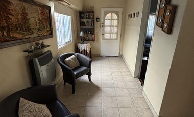 Casa en un planta, patio, terraza. Olivos.