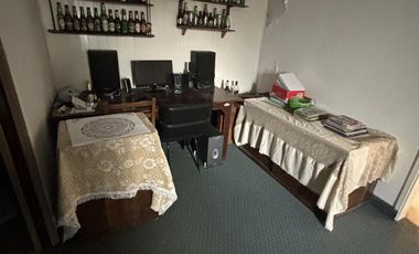 Casa en un planta, patio, terraza. Olivos.