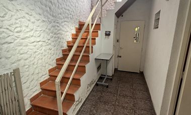 Casa en un planta, patio, terraza. Olivos.