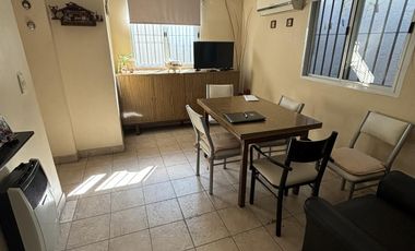 Casa en un planta, patio, terraza. Olivos.