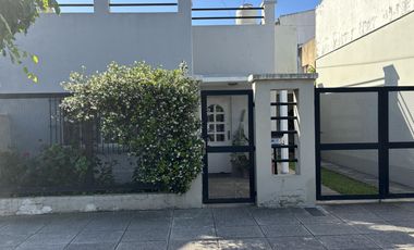 Casa en un planta, patio, terraza. Olivos.