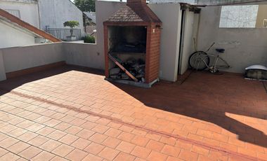 Casa en un planta, patio, terraza. Olivos.
