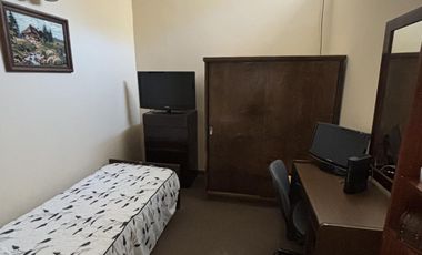 Casa en un planta, patio, terraza. Olivos.