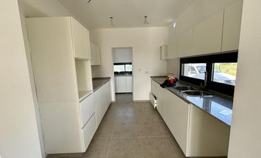 VENTA CASA EN SAN SEBASTIAN AREA 12 - 4 AMBIENTES