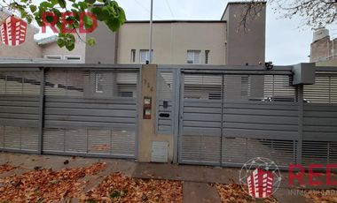 Vende Duplex en casco viejo de Centenario