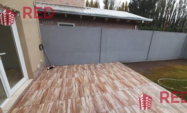 Vende Duplex en casco viejo de Centenario