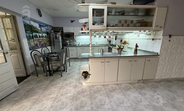 PH Tipo Casa en Planta Baja en Venta en Villa Ballester, con fondo, quincho, pileta.