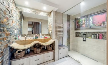 VENTA - Casa de 5 ambientes con jardín y pileta en BERNAL