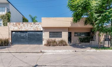 VENTA - Casa de 5 ambientes con jardín y pileta en BERNAL